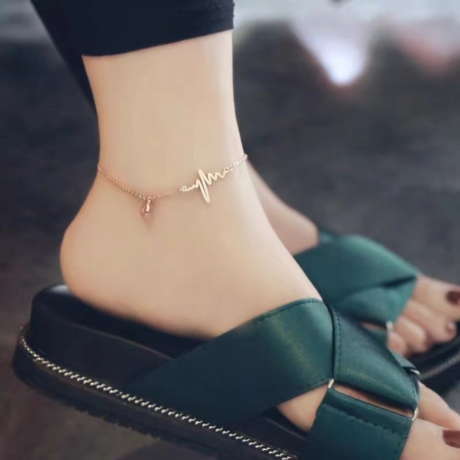 Feine Fusskette mit kleinem rosa Anhaenger