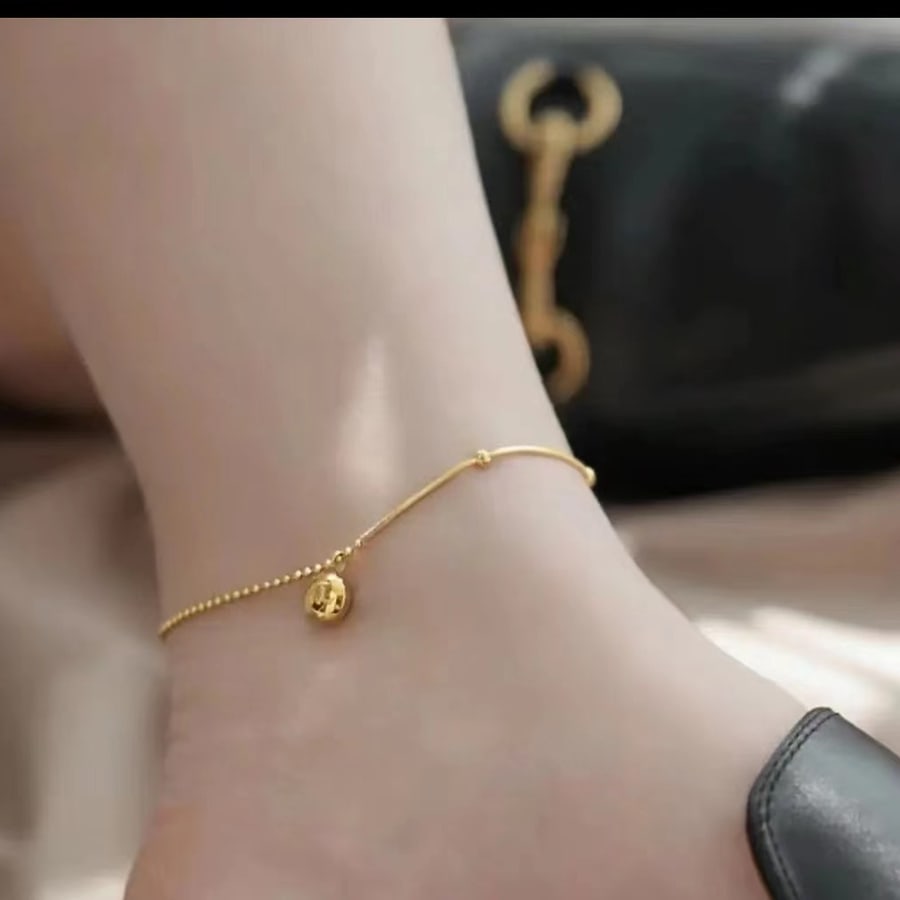 Minimalistische Fusskette mit kleinem Charm