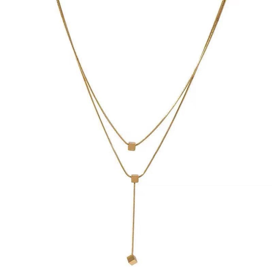 Mehrlagige goldfarbene Kette mit kleinem Anhaenger