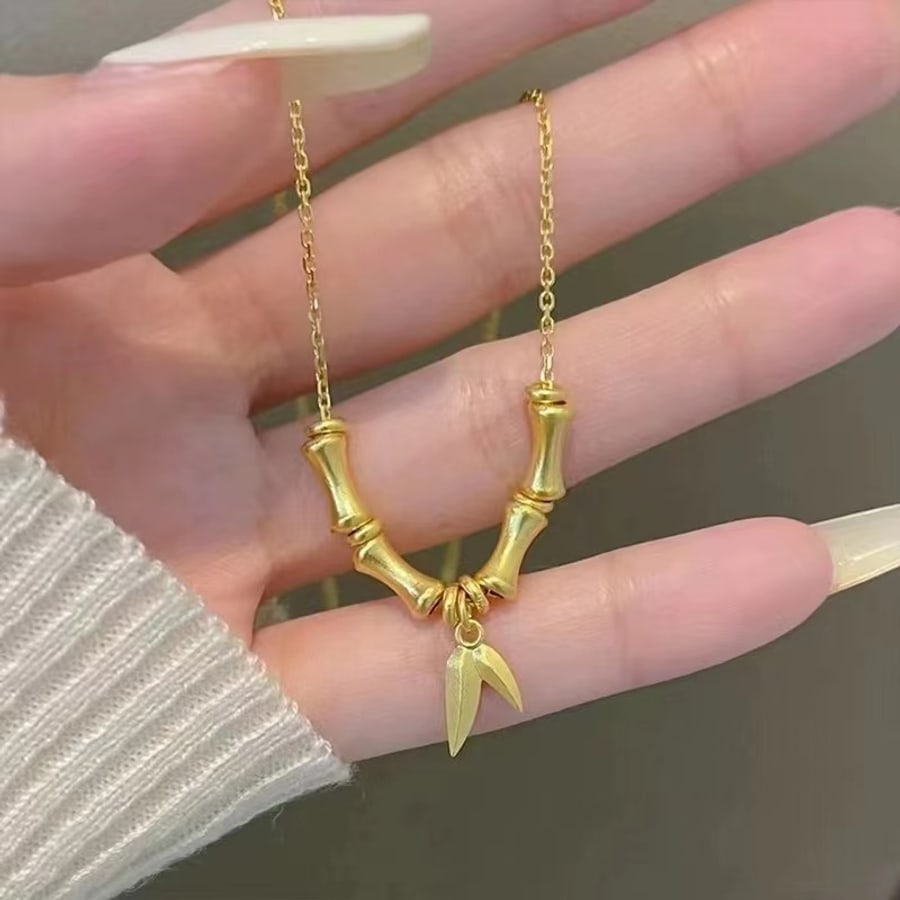 Goldfarbene Kette mit Stern-Anhaenger