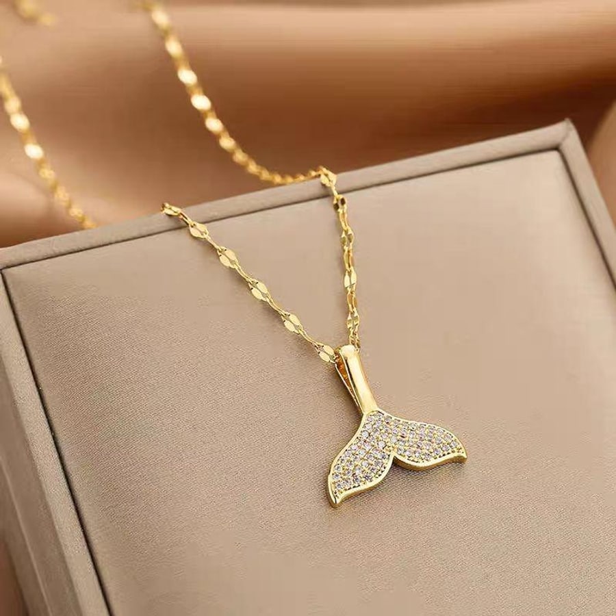 Goldfarbene Kette mit Walflossen-Anhaenger