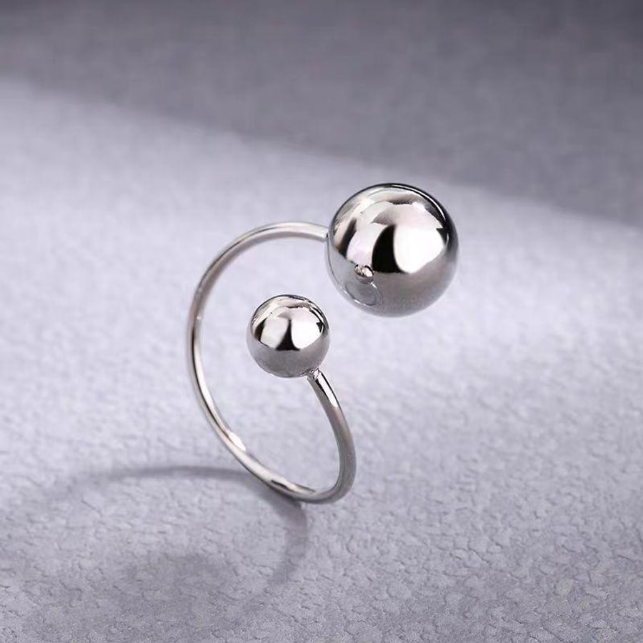 Silberfarbener offener Ring mit Kugelenden
