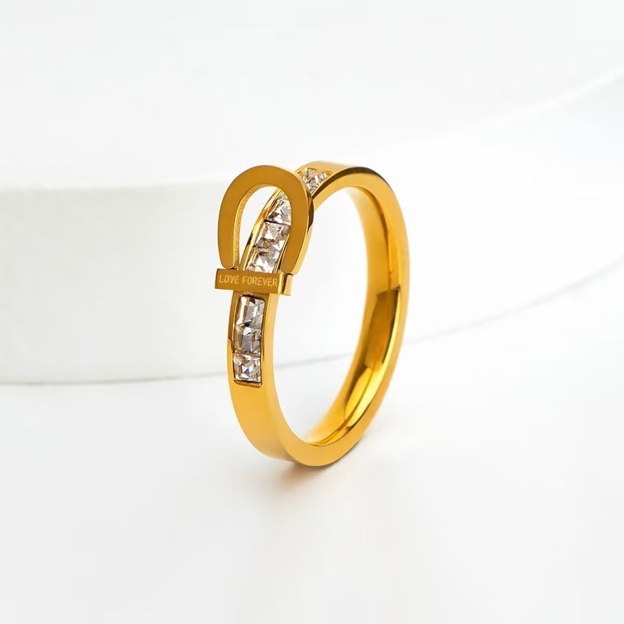 Goldfarbener Ring mit hellem Steinbogen