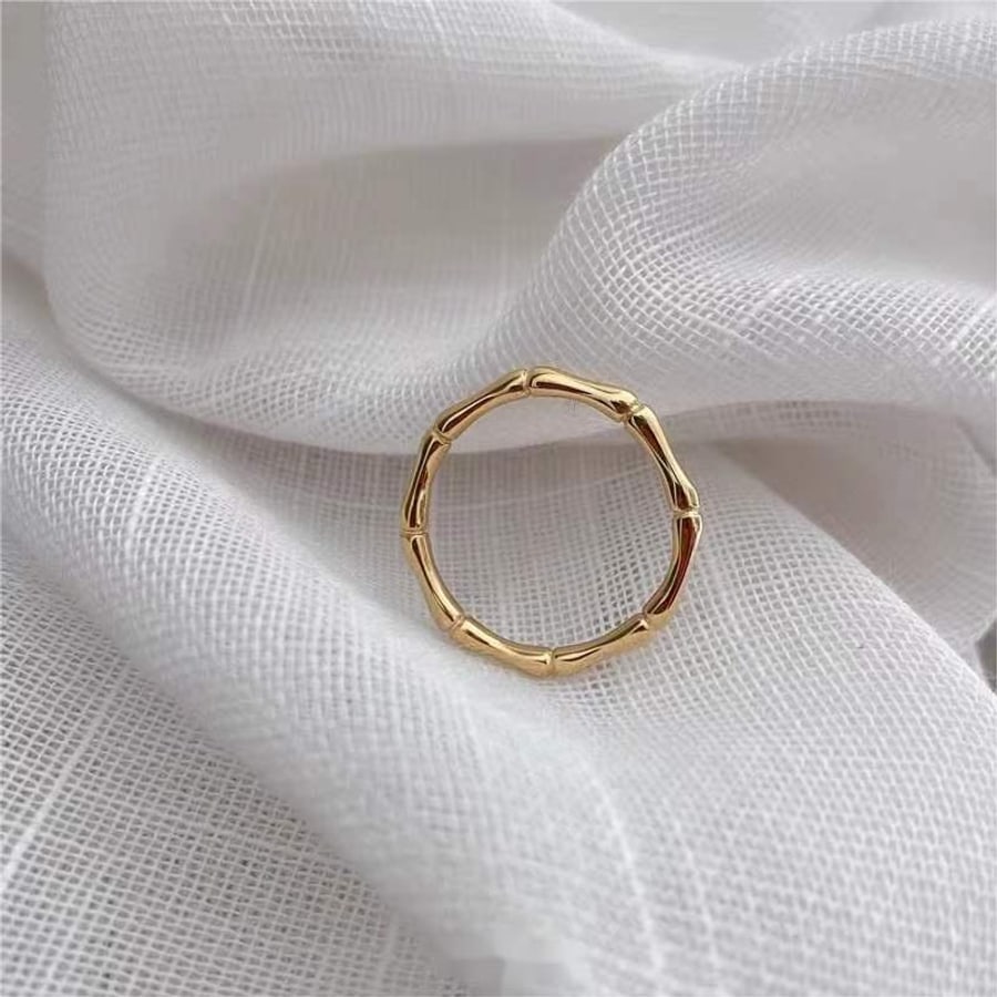 Goldfarbener Ring mit strukturiertem Rand