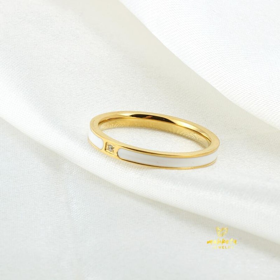 Offener goldfarbener Ring mit ovalem Profil